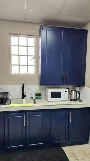 Private kitchen - Your Layover- 6 Mins to the Airport fully equipped for Short and Long Stays (Kelly Village)