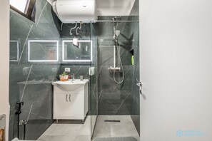 City Apartment | Bathroom | Shower, designer toiletries, hair dryer, slippers - Atomium Apartments (Tirana)