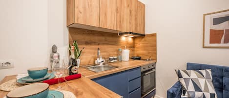 City Apartment | Private kitchen | Mini-fridge, oven, dishwasher, espresso maker