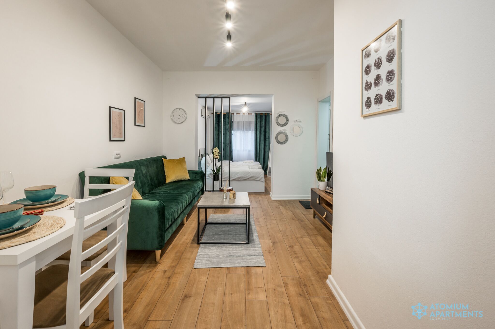 Habitación de diseño con 2 camas individuales | Zona de estar | Smart TV de 50 pulgadas con canales digitales, Netflix