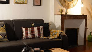 A living room with a sofa, a coffee table, and a fireplace. - Proche DU Vieux Port AU Calme (Marseille)