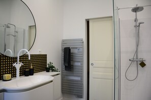 Bruser, hårtørrer, håndklæder, Sæbe