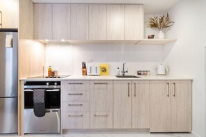 Een koelkast, een magnetron, een oven, een kookplaat