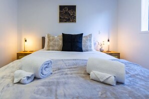 2 bedrooms, iron/ironing board, free WiFi, bed sheets