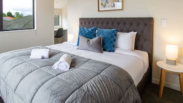 3 bedrooms, desk, iron/ironing board, free WiFi