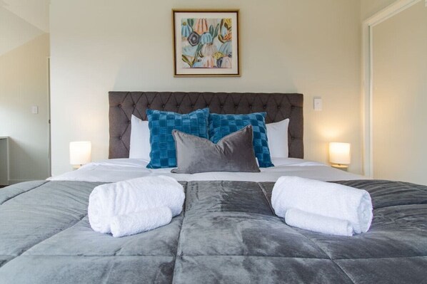 3 bedrooms, desk, iron/ironing board, free WiFi