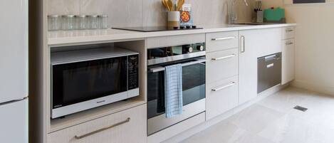 Frigorífico, microondas, horno y placa de cocina