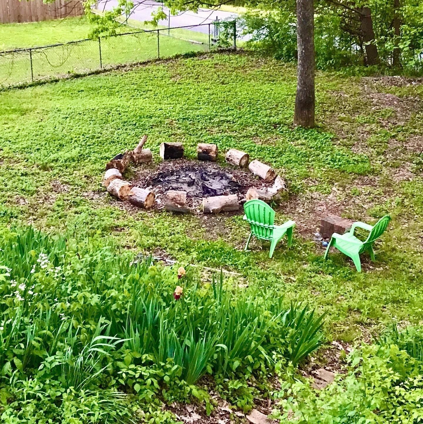 Quiet Quaint Home in the woods. Access to peace, nature and animal life.