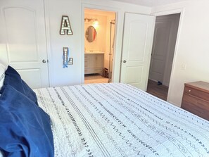 3 bedrooms, desk, iron/ironing board, travel cot