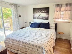 3 slaapkamers, een bureau, een strijkplank/strijkijzer, reisbedje