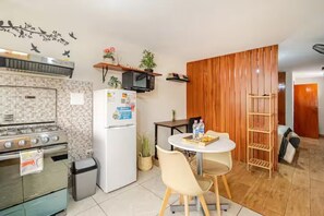 Fridge, microwave, oven, stovetop - Hermoso y Tranquilo Loft con Netflix Incluido (Lima)