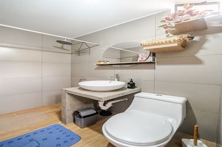 Shower, hair dryer, towels, soap. Hermoso y Tranquilo Loft con Netflix Incluido