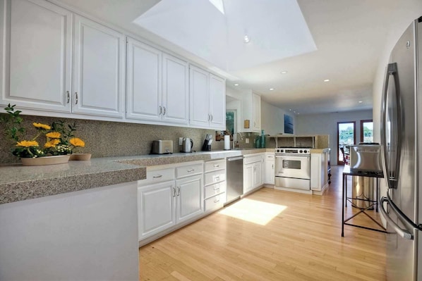 House, Multiple Beds, Patio, Garden View (Hidden Zen) | Private kitchen | Fridge, microwave, oven, stovetop