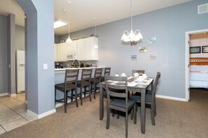Condo, varias camas, acceso a la alberca, vista al jardín (Dreamers Oasis At Bahama Bay) | Restaurantes