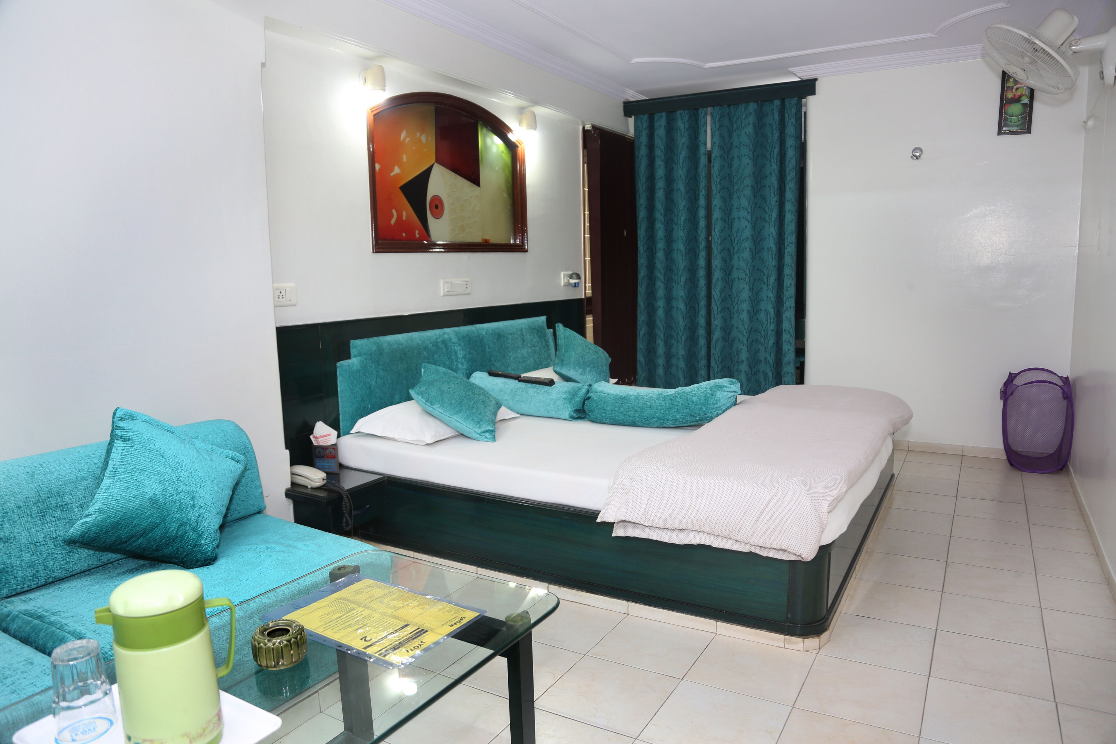 1 多间卧室、记忆海绵床垫、办公桌、笔记本电脑工作区