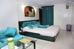 1 bedroom, memory foam beds, desk, laptop workspace