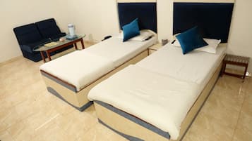 1 多间卧室、记忆海绵床垫、办公桌、笔记本电脑工作区