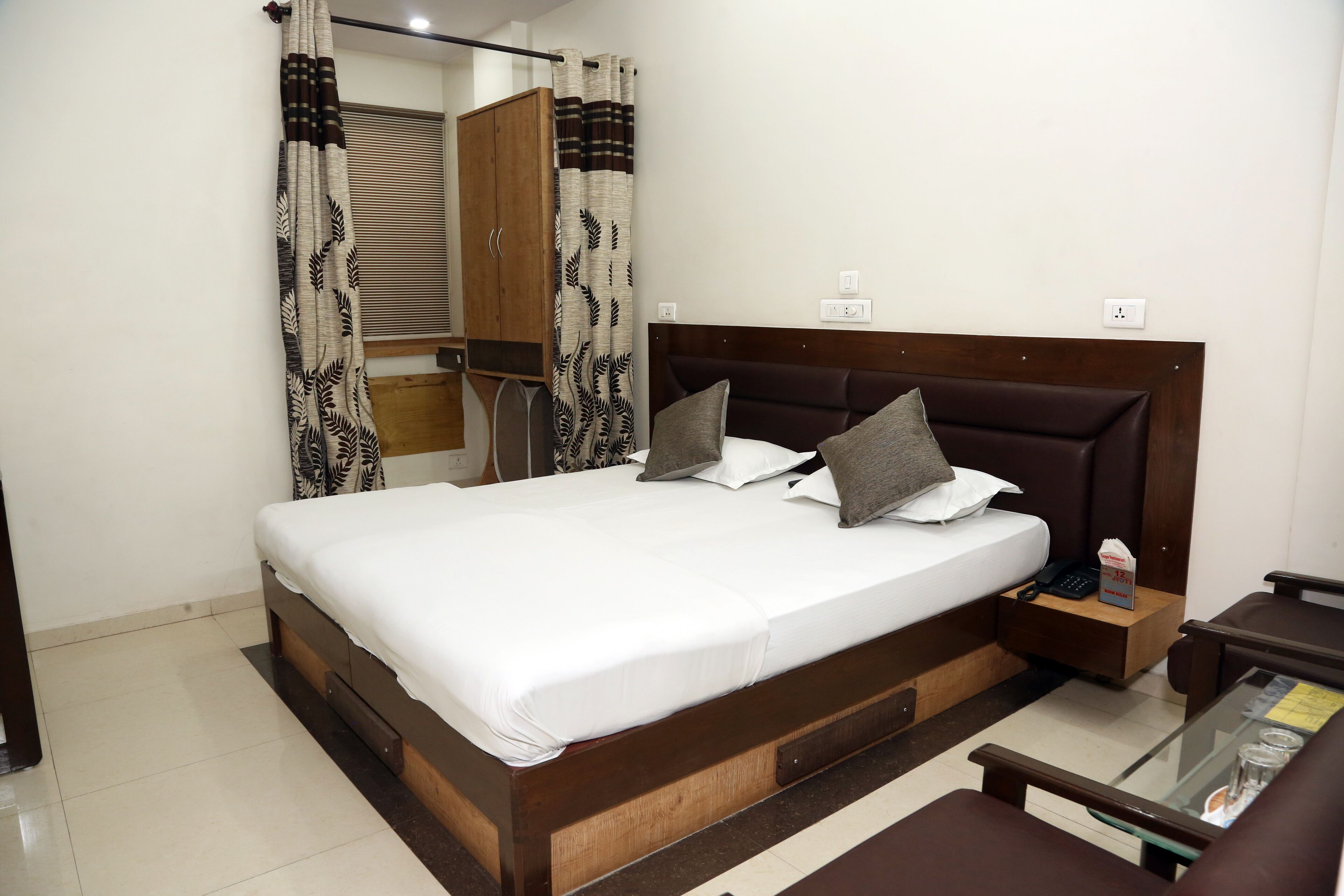 1 多间卧室、记忆海绵床垫、办公桌、笔记本电脑工作区