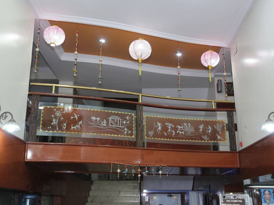 Una escalera con barandillas de madera y paneles decorativos en la pared.