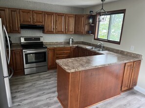 Fridge, microwave, stovetop, dishwasher