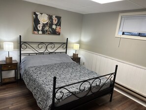 4 bedrooms, iron/ironing board, WiFi, bed sheets