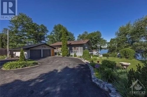 Welcome to our lakefront vacation rental!
