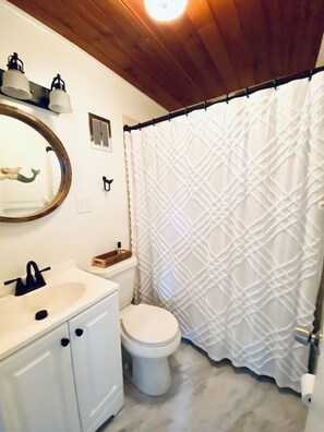 Douche, sĂšche-cheveux, serviettes fournies, savon