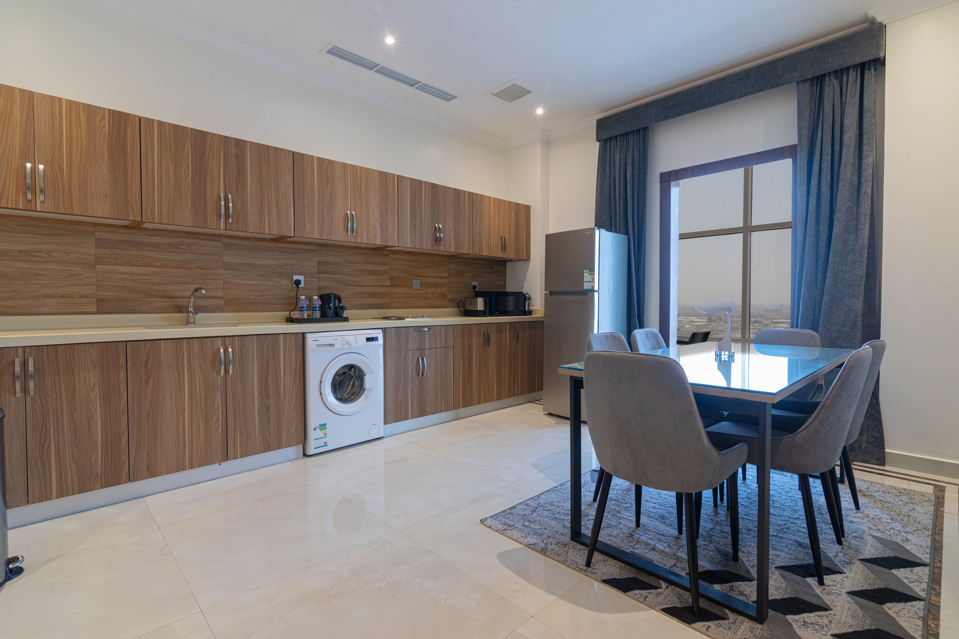 Suite Deluxe | Cocina privada | Refrigerador con congelador, microondas, horno y lavavajillas 