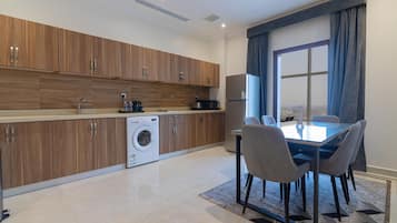 Suite Deluxe | Cocina privada | Refrigerador con congelador, microondas, horno y lavavajillas