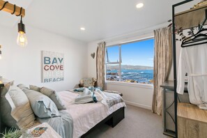 3 bedrooms, iron/ironing board, travel cot, free WiFi - Pacific Oceanfront home near airport with stunning views  (Wellington)