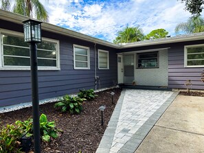 Exterior - Central & Spacious Home - Close to Everything! (Sarasota)