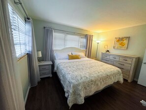 4 bedrooms, iron/ironing board, WiFi, bed sheets - Central & Spacious Home - Close to Everything! (Sarasota)