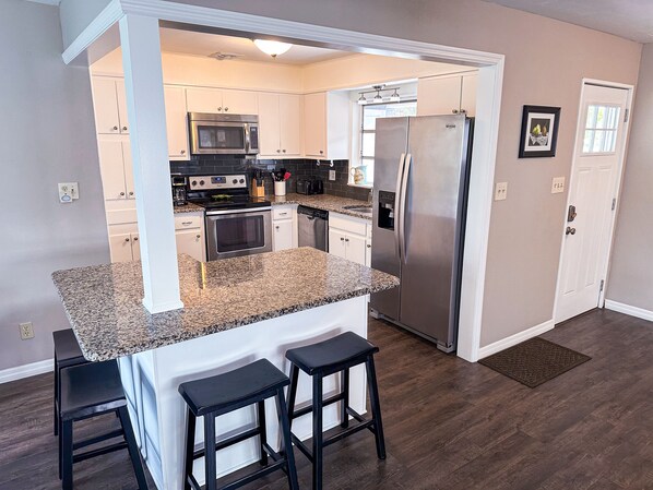 Fridge, microwave, oven, stovetop - Central & Spacious Home - Close to Everything! (Sarasota)