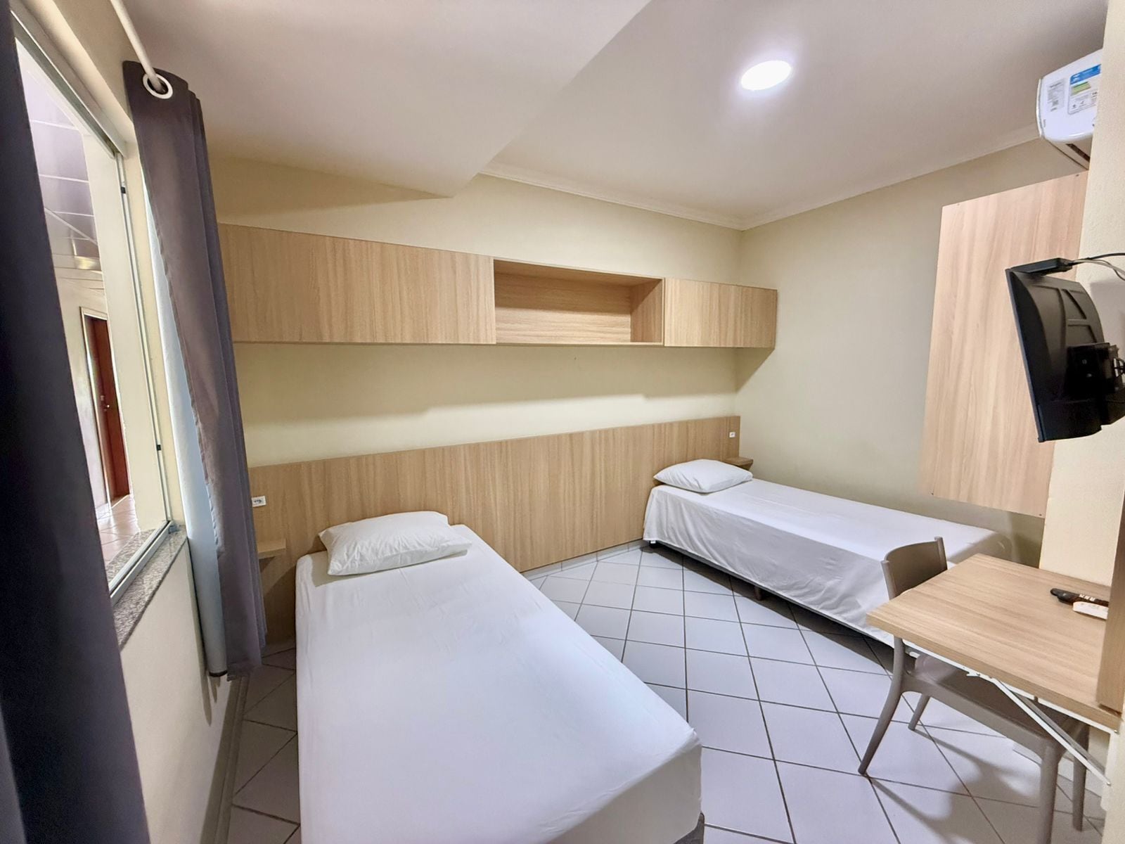 QUARTO STANDARD COM 2 CAMAS DE SOLTEIRO | Allergitestet sengetøy, skrivebord for bærbar PC og wi-fi (inkludert)