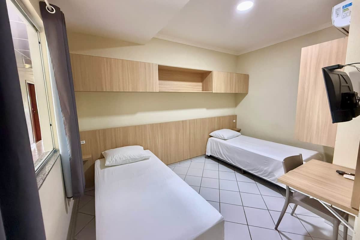 QUARTO STANDARD COM 2 CAMAS DE SOLTEIRO | Roupas de cama antialérgicas, espaço de trabalho para notebook