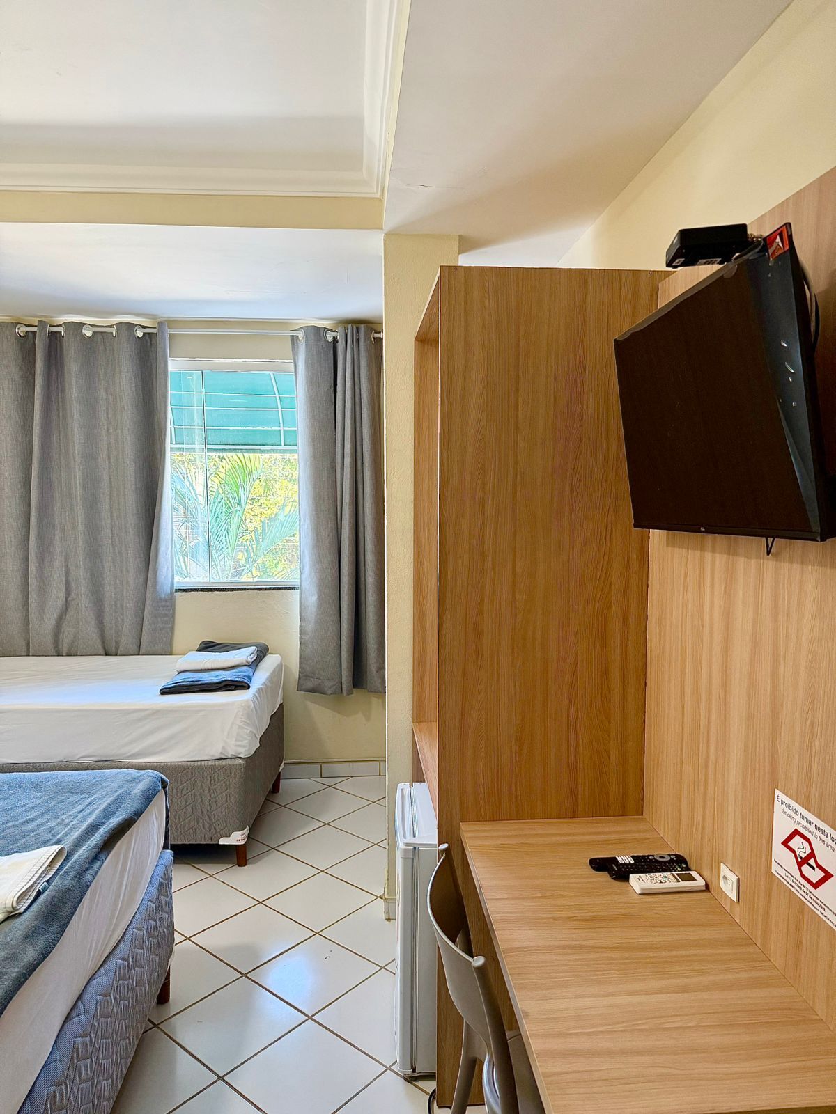 Quarto triplo standard | Roupas de cama antialérgicas, espaço de trabalho para notebook