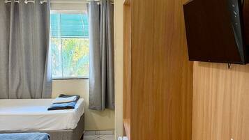 Quarto triplo standard | Roupas de cama antialérgicas, espaço de trabalho para notebook