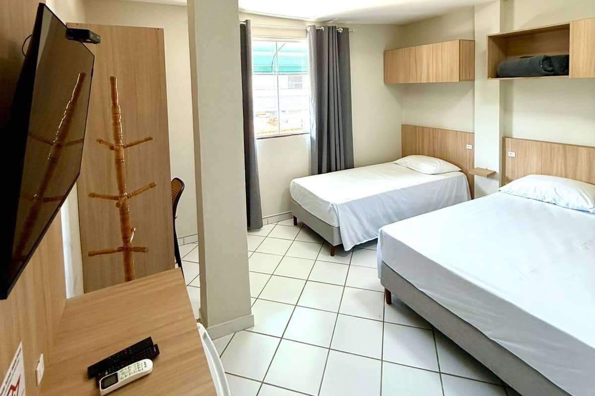 Quarto triplo standard | Roupas de cama antialérgicas, espaço de trabalho para notebook