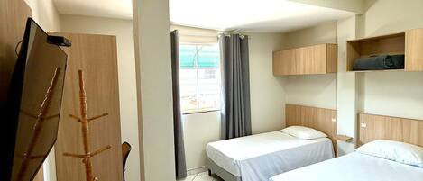 Habitación triple estándar | Ropa de cama hipoalergénica y espacio para trabajar con un portátil