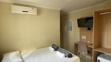 Quarto duplo, 1 cama de casal | Roupas de cama antialérgicas, espaço de trabalho para notebook