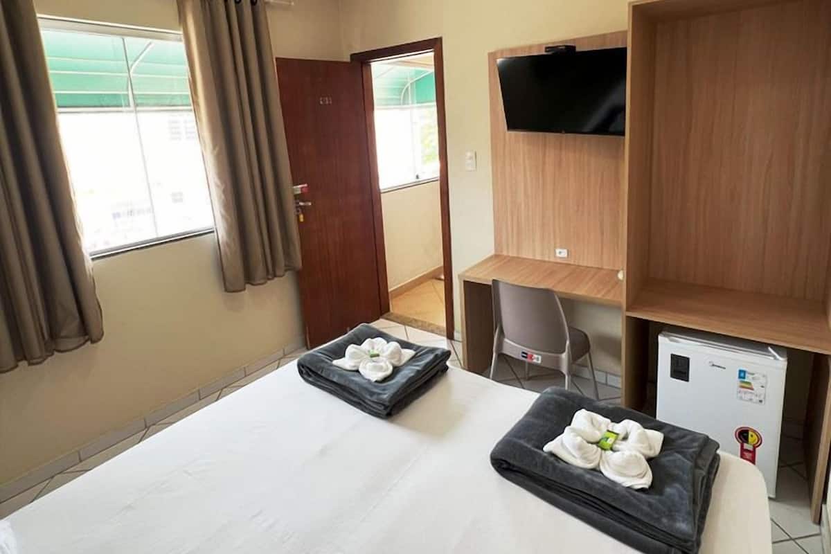 Kamar Twin, 1 Tempat Tidur Double | Seprai antialergi, ruang kerja ramah laptop, dan Wi-Fi gratis