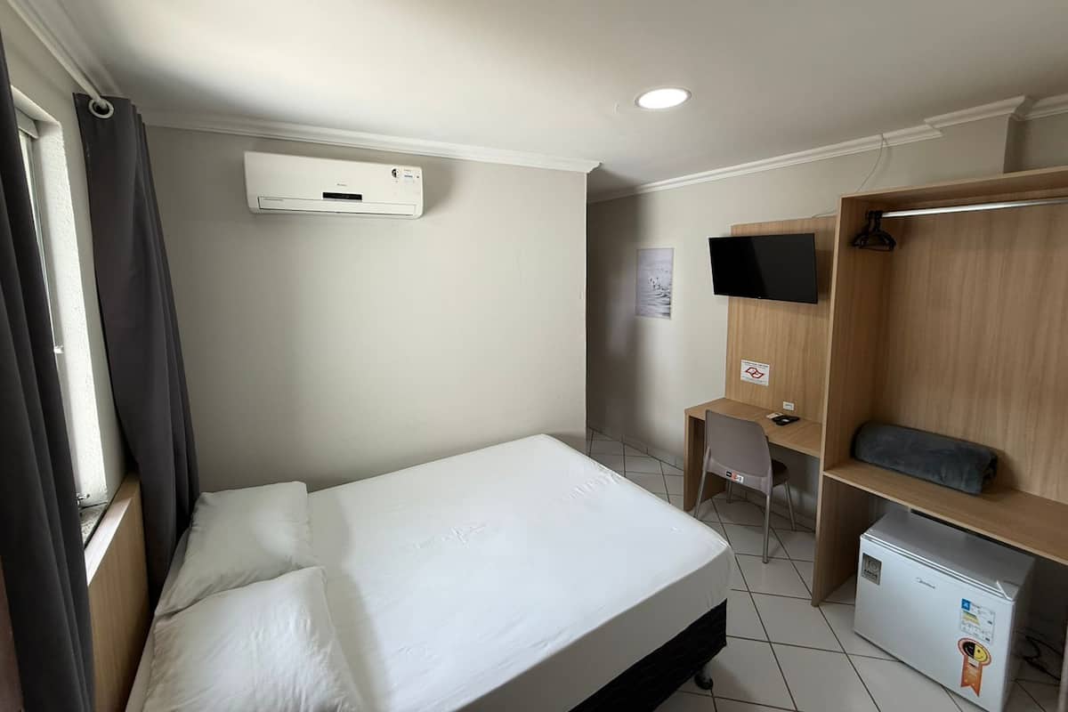 Quarto duplo, 1 cama de casal | Roupas de cama antialérgicas, espaço de trabalho para notebook