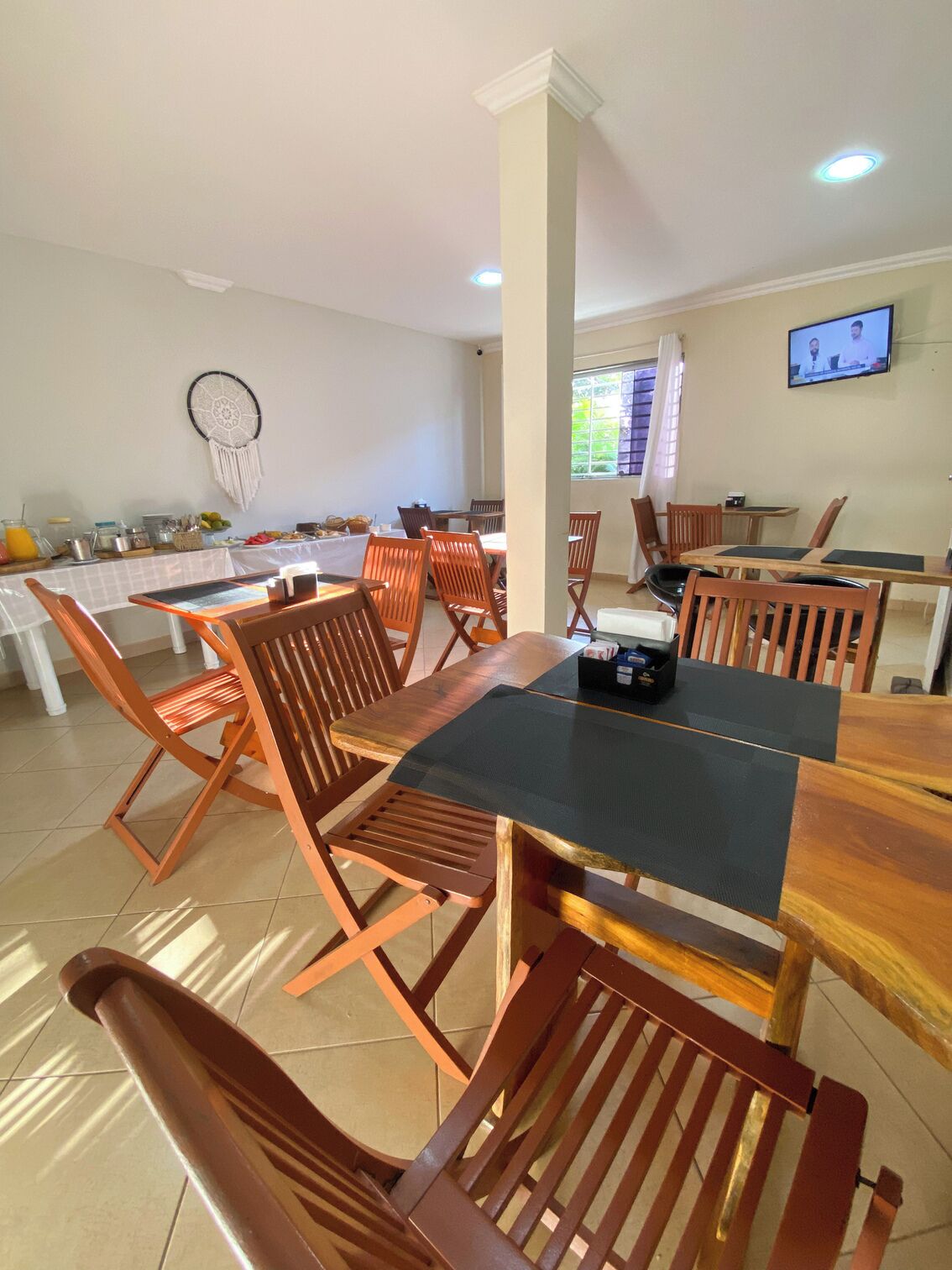 Café da manhã completo grátis todos os dias