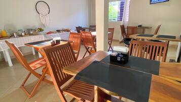 Café da manhã completo grátis todos os dias