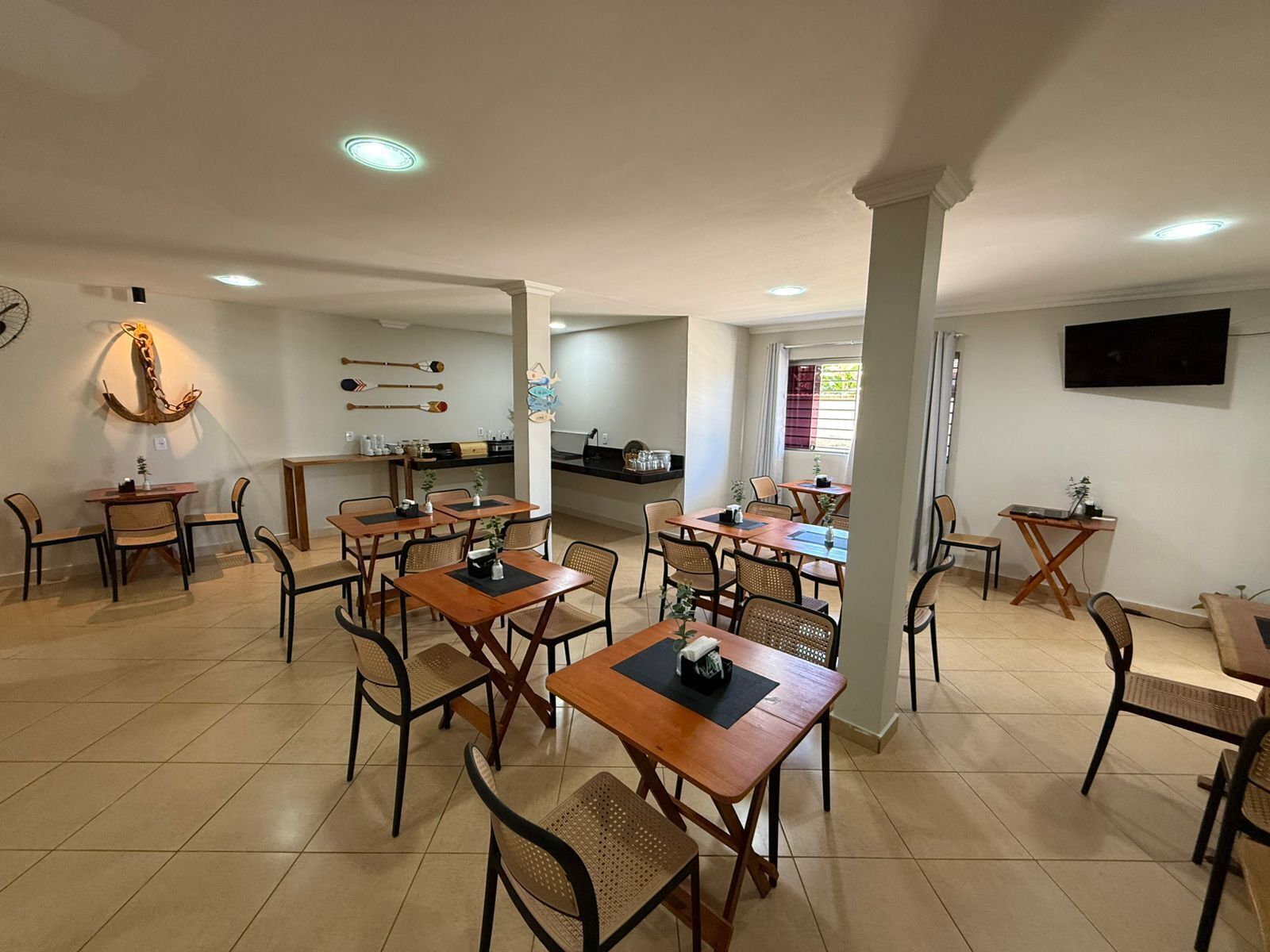 Café da manhã completo grátis todos os dias