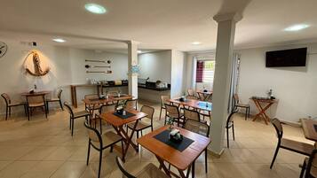 Café da manhã completo grátis todos os dias