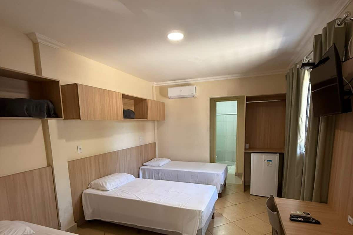 Quarto triplo, 3 camas de solteiro, vista para a cidade | Roupas de cama antialérgicas, espaço de trabalho para notebook