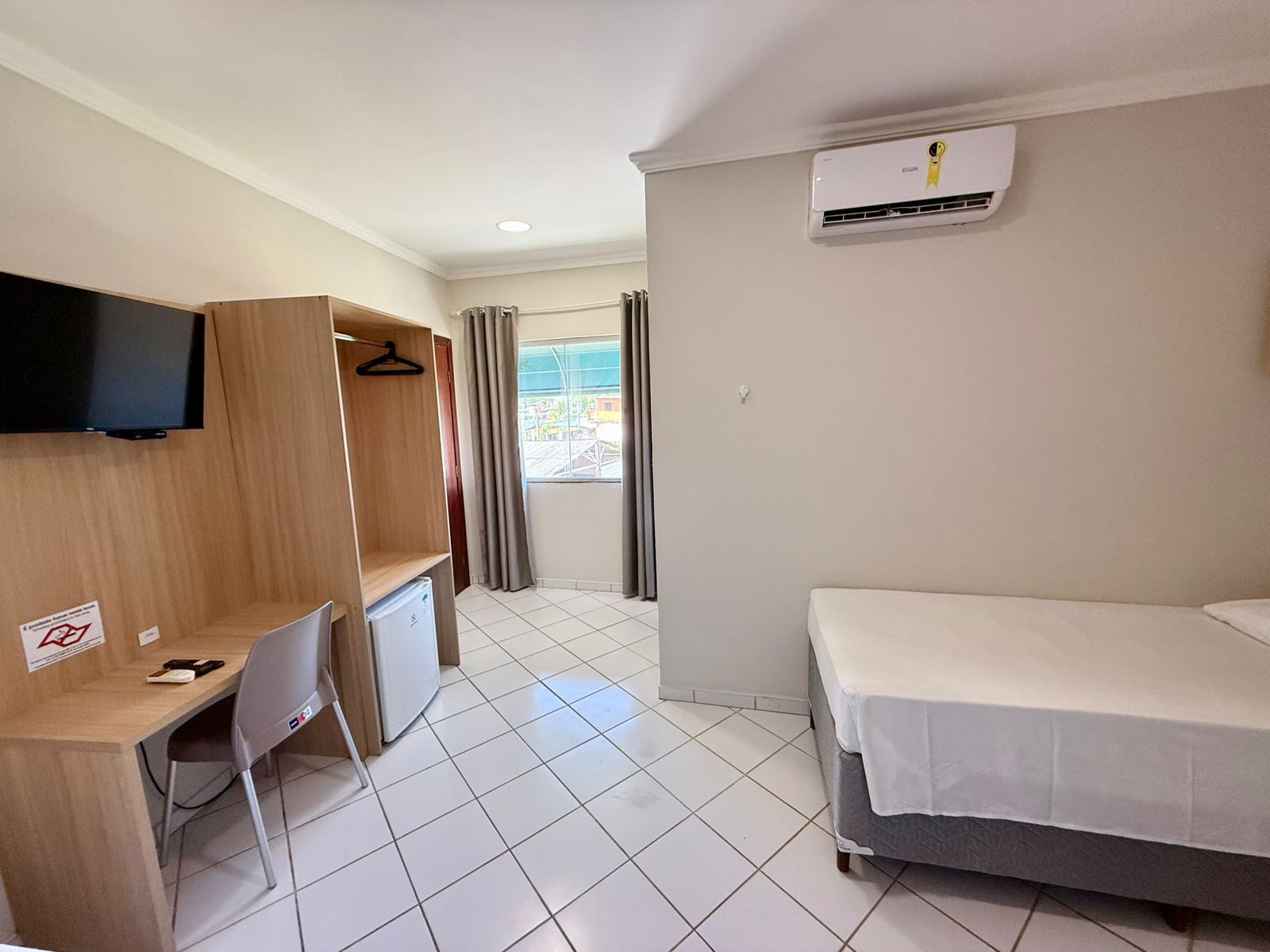 Habitación con 2 camas individuales, 1 cama matrimonial | Ropa de cama hipoalergénica y espacio para trabajar con laptop 