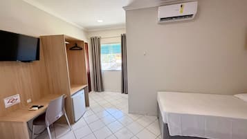 Habitación con 2 camas individuales, 1 cama matrimonial | Ropa de cama hipoalergénica y espacio para trabajar con laptop