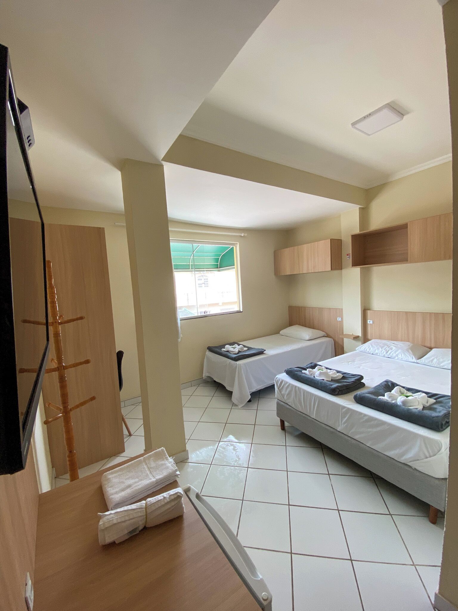 Habitación triple estándar | Ropa de cama hipoalergénica y espacio para trabajar con laptop 